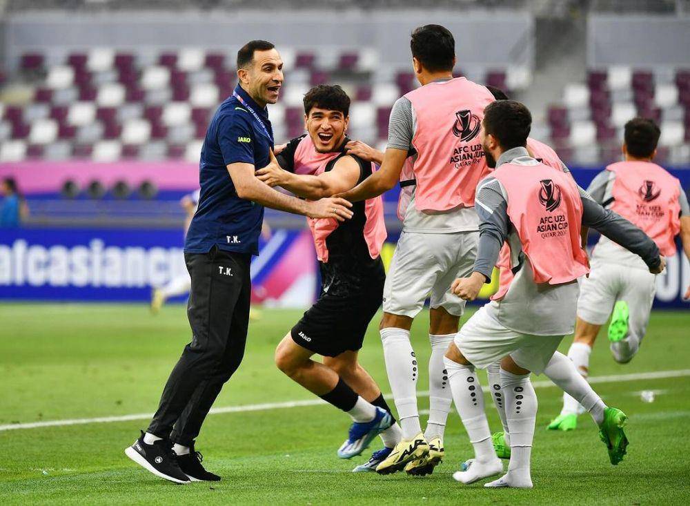 Timur Kapadze selebrasi dengan anak asuhnya. (instagram.com/uzbekistan__u23)
