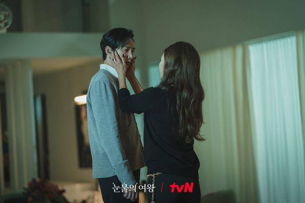 Moh Sul Hee (Lee Mi Sook) dan Moh Seul Hee (Lee Mi Sook) di drakor Queen of Tears (instagram.com/tvn_drama)