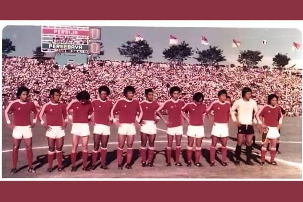 Pemain Persija Jakarta (PSSI Harimau atau Timnas Utama) pada sebuah uji coba melawan Persebaya Surabaya tahun 1976. (Dok. Istimewa)
