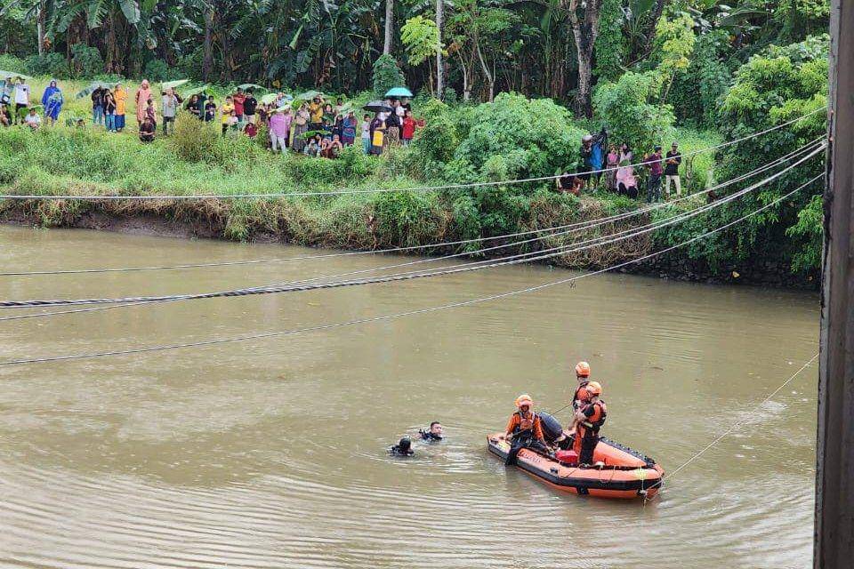 Upaya pencarian orang hilang di Sungai Pappa, Kecamatan Patalassang, Kabupaten Takalar, Minggu (29/4/2024). (Dok. Basarnas Makassar)