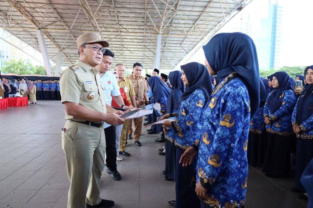 Wali Kota Makassar Danny Pomanto menyerahkan SK pengangkatan PPPK guru, Senin (29/4/2024). (Dok. Pemkot Makassar)