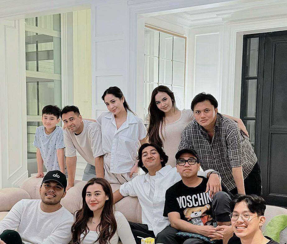 artis nobar di rumah Raffi dan Nagita (Instagram.com/raffinagita1717)