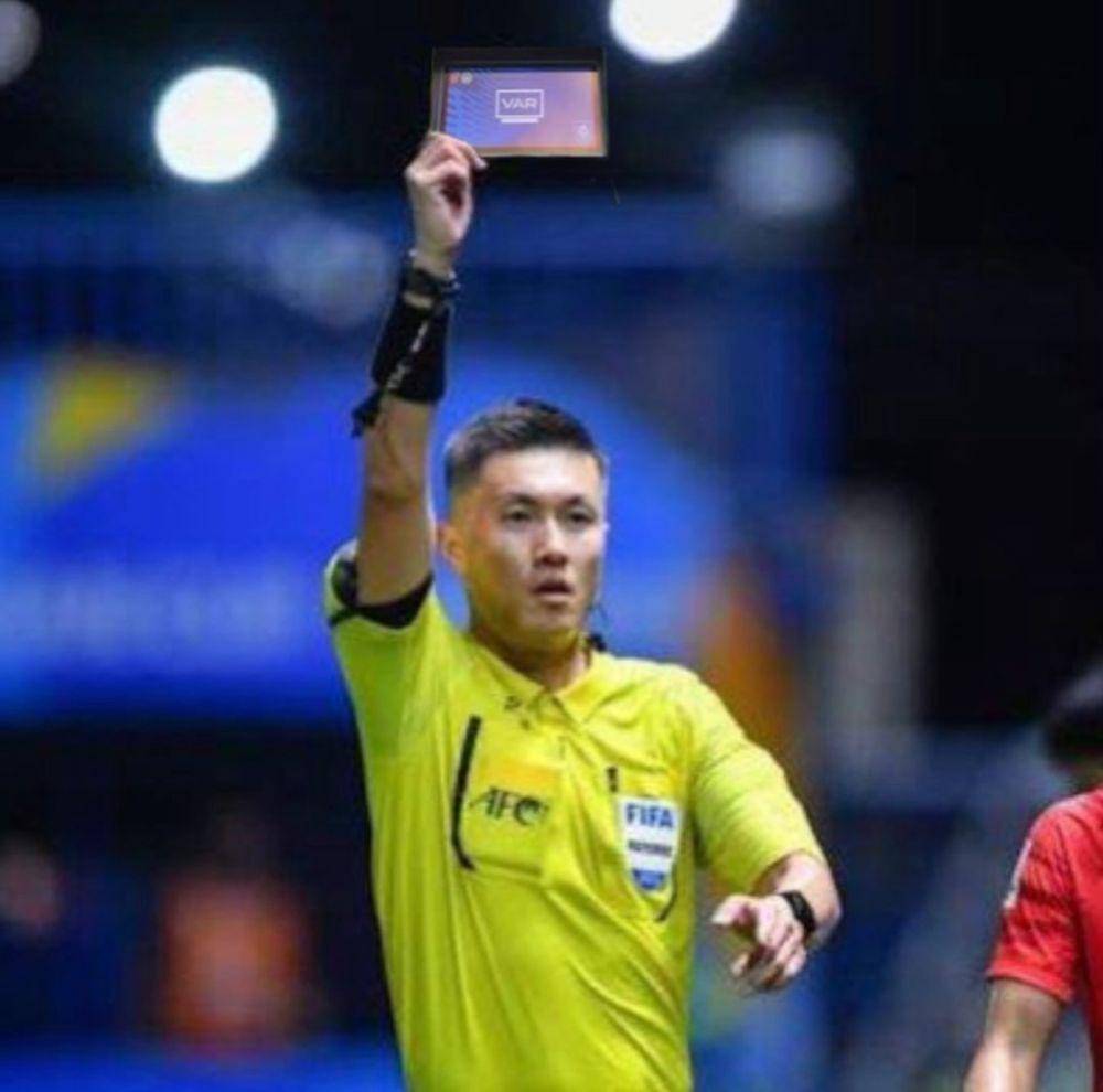 meme wasit laga Indonesia vs Uzbekistan (instagram.com/rumah_shitmeme.id)