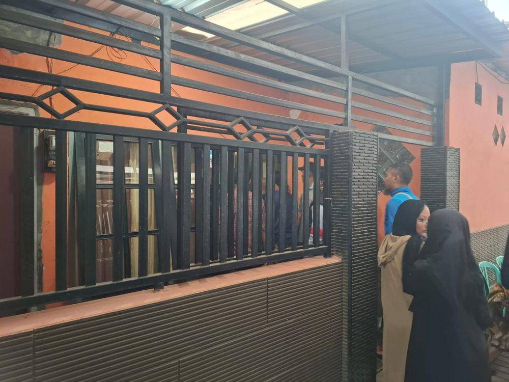 Suasana rumah duka Bro Jabro. (IDN Times/Rizal Adhi Pratama)