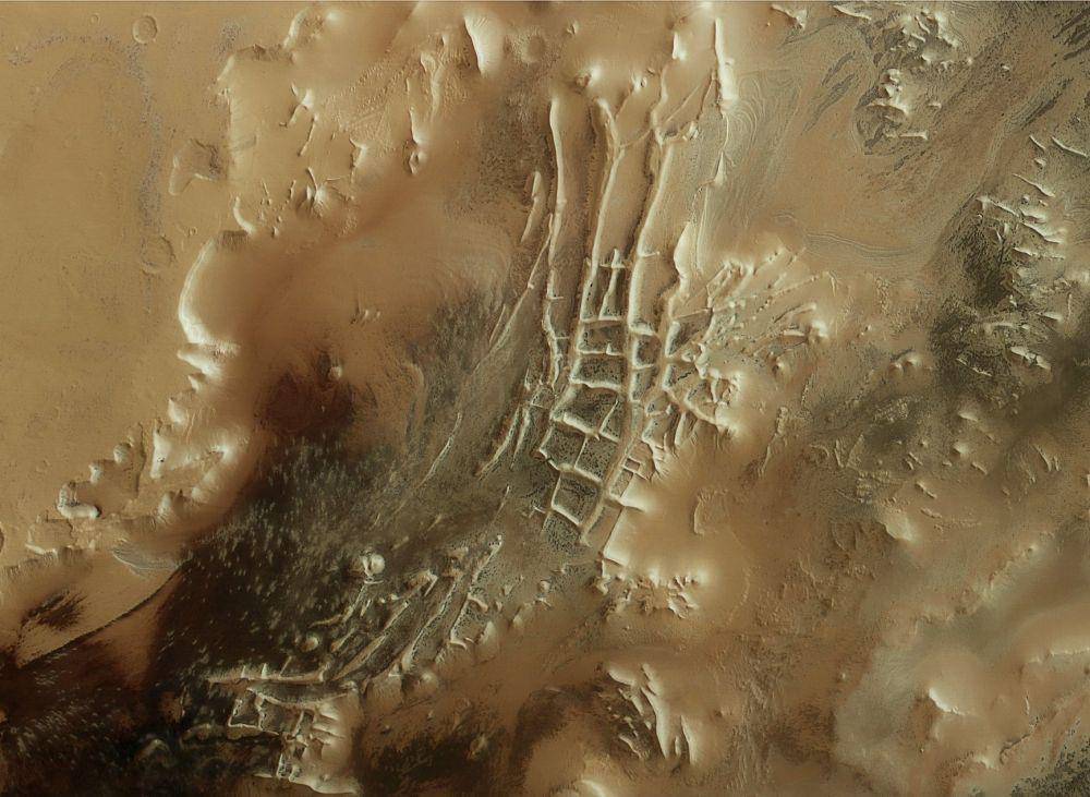 Penampakan "laba-laba" di Planet Mars (dok. European Space Agency)