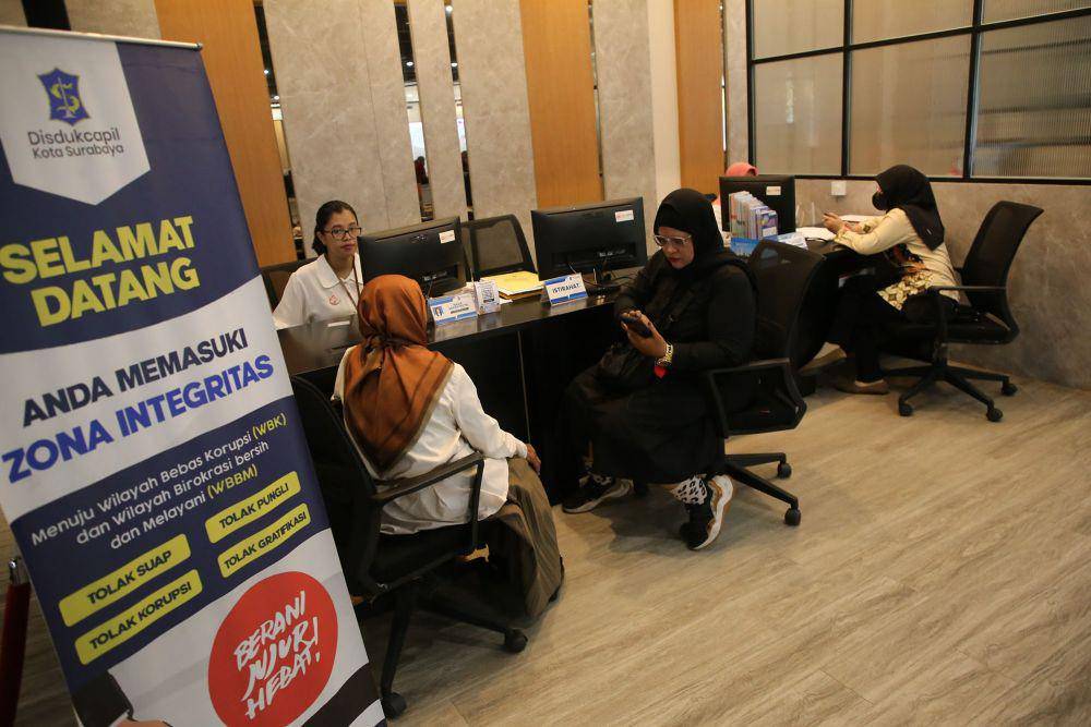 Pelayanan masyarakat oleh Pemkot Surabaya. (dok. Pemkot Surabaya)
