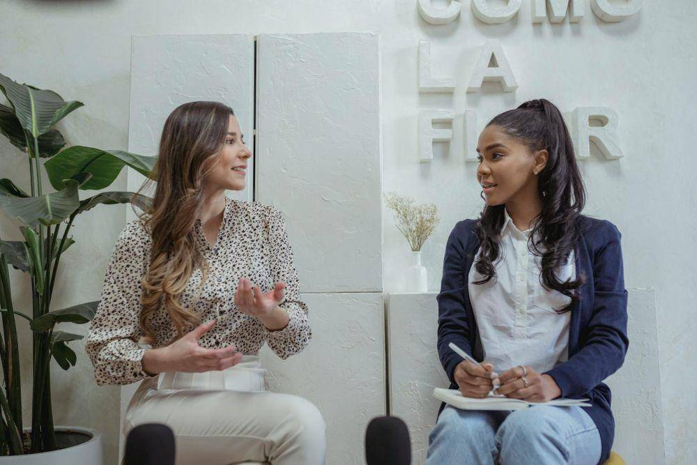 ilustrasi fresh graduate sedang interview kerja(pexels.com/George Milton)