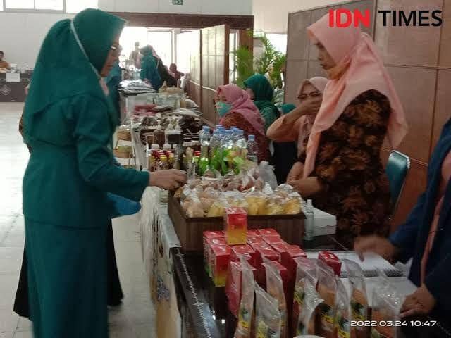 Produk IKM NTB yang telah mengantongi sertifikat halal. (IDN Times/Muhammad Nasir)