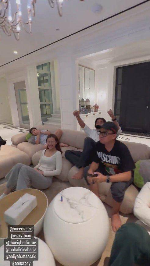 artis nobar di rumah Raffi dan Nagita (Instagram.com/raffinagita1717)