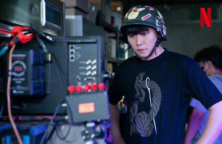 Lee Hwi Jong di balik layar Goodbye Earth (instagram.com/hwitaa)