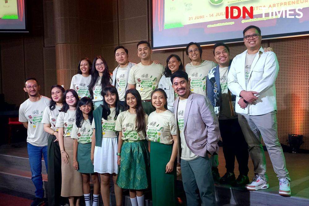 cast, sutradara, produser, dan komposer musik pertunjukan Keluarga Cemara, Selasa (30/4/2024). (IDN Times/Ines Suseno)