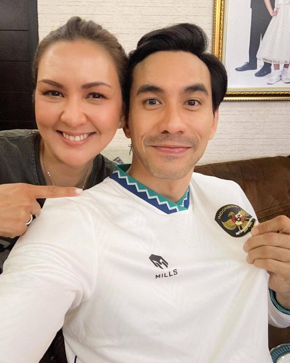 potret Darius Sinathrya dan Donna Agnesia nobar Timnas Indonesia U-23 versus Uzbekistan (instagram.com/darius_sinathrya)