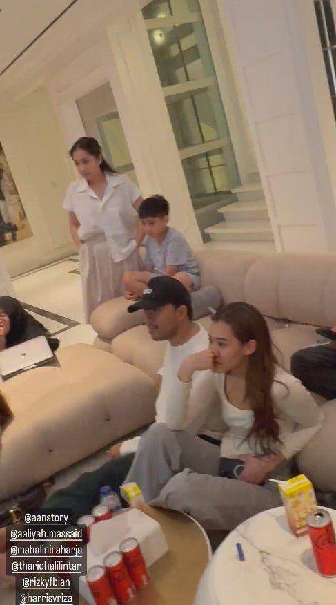 artis nobar di rumah Raffi dan Nagita (Instagram.com/raffinagita1717)