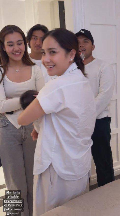 artis nobar di rumah Raffi dan Nagita (Instagram.com/raffinagita1717)