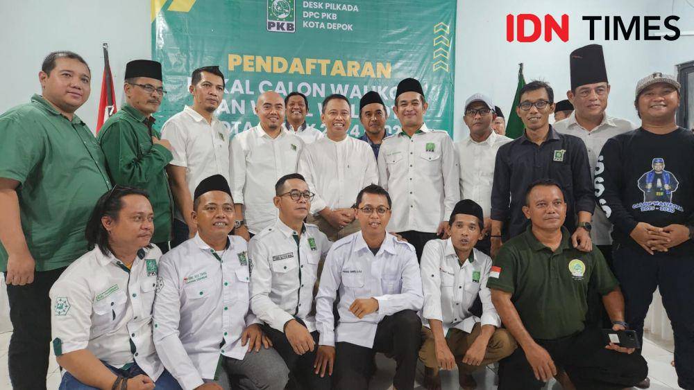 DPC PKB saat menerima kedatangan Supian Suri menyerahkan formulir pendaftaran pencalonan Wali Kota Depok pada Pilkada 2024 di kantor DPC PKB Kota Depok. (IDNTimes/Dicky)