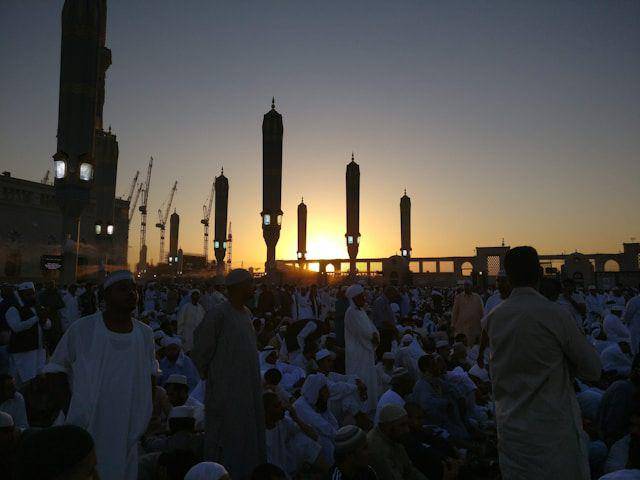 Sunrise di Madinah (unsplash.com/Abdullah Mukadam)