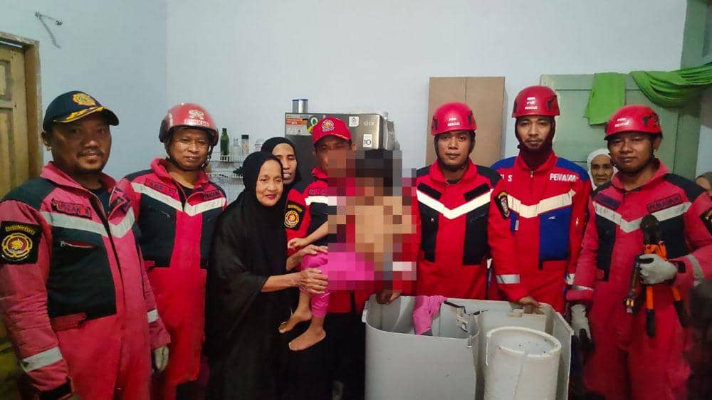 Petugas Damkar Makassar, Sulawesi Selatan, menyelamatkan seorang anak yang terjebak dalam mesin cuci/Istimewa