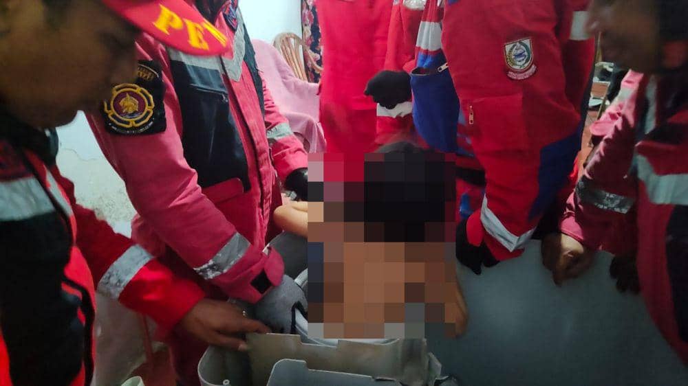 Petugas Damkar Makassar, Sulawesi Selatan, menyelamatkan seorang anak yang terjebak dalam mesin cuci/Istimewa