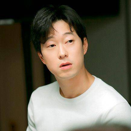 cuplikan Lee Si Hoon di drakor The Midnight Romance in Hagwon (dok. tvN/The Midnight Romance in Hagwon)
