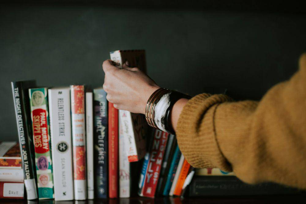 ilustrasi meletakkan buku pada tempatnya (unsplash.com/Christin Hume)