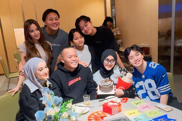 7 Potret Kejutan Ulang Tahun ke-23 Putri Delina, Full Team!