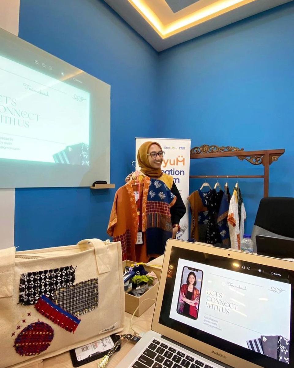 Desainer Jogja Mengubah Kain Wastra Menjadi Fashion Ramah Lingkungan