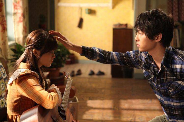 Potret Park Bo Young dan Song Joong Ki dalam film A Werewolf Boy (dok. CJ Entertainment/A Werewolf Boy)