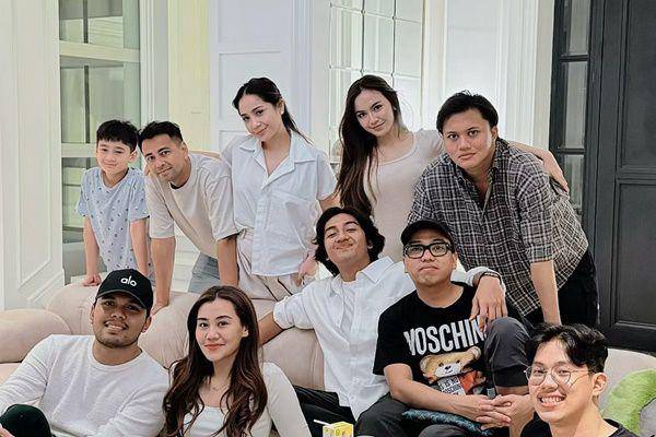 artis nobar di rumah Raffi dan Nagita (Instagram.com/raffinagita1717)