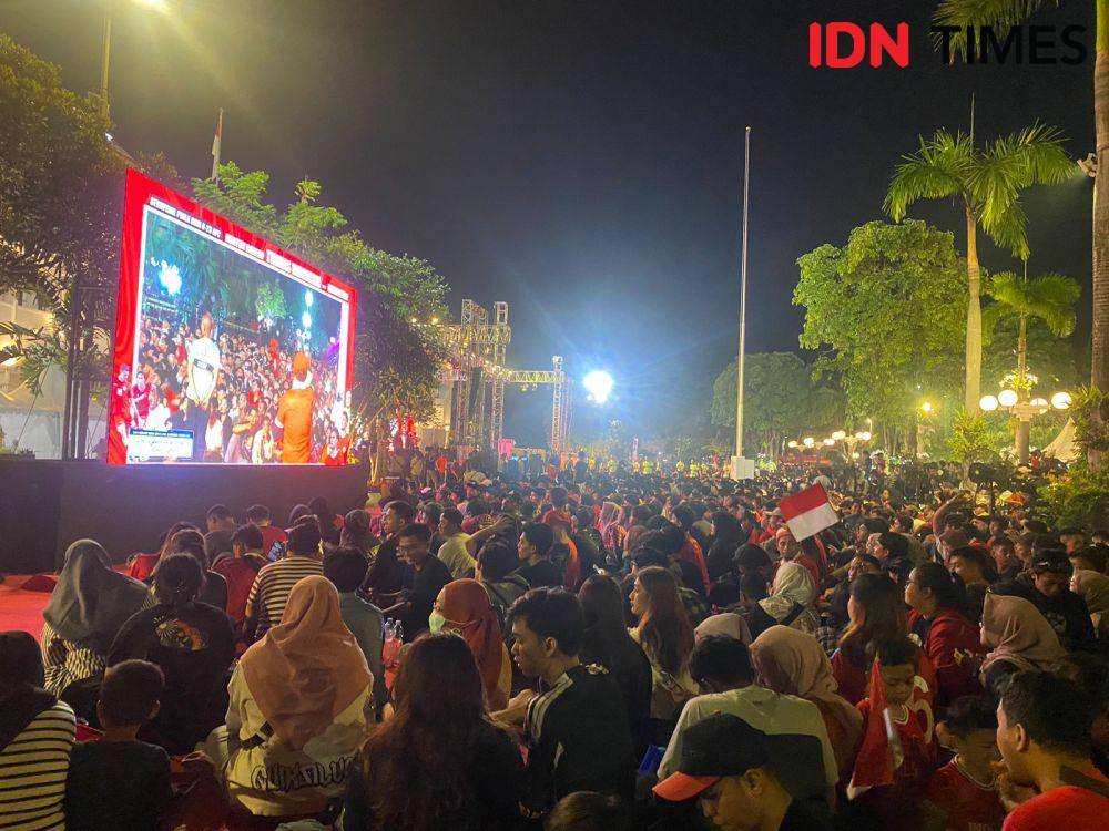 Pemkot Surabaya saat menggelar Piala Asia Indonesia Vs Uzbekistan di Balai Kota Surabaya, Senin (29/4/2024). (IDN Times/Khusnul Hasana).