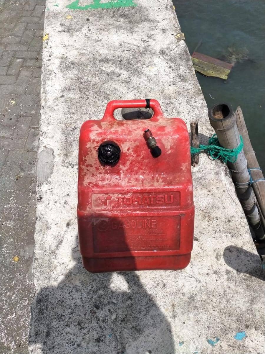 Jerigen yang diduga milik perahu korban. (IDN Times/Dok Humas Basarnas Cilacap)