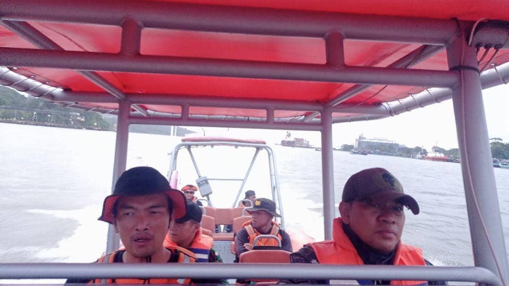 Personel SAR Cilacap naik kapal cepat di perairan selatan Nusakambangan. (IDN Times/Dok Humas Basarnas Cilacap)