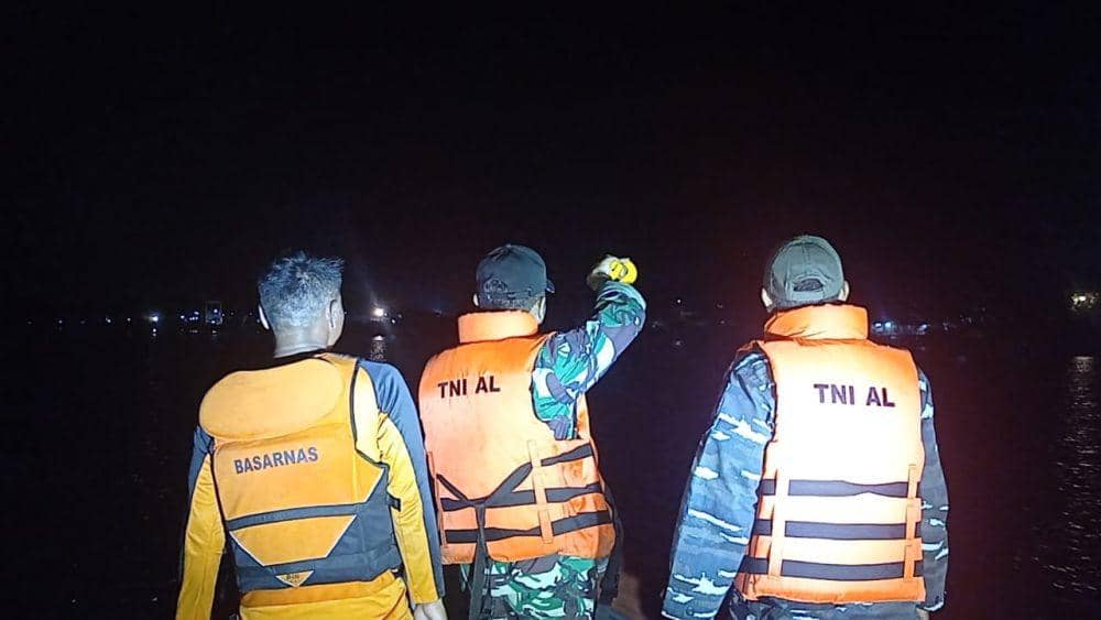TNI AL ikut menelisik korban. (IDN Times/Dok Humas Basarnas Cilacap)