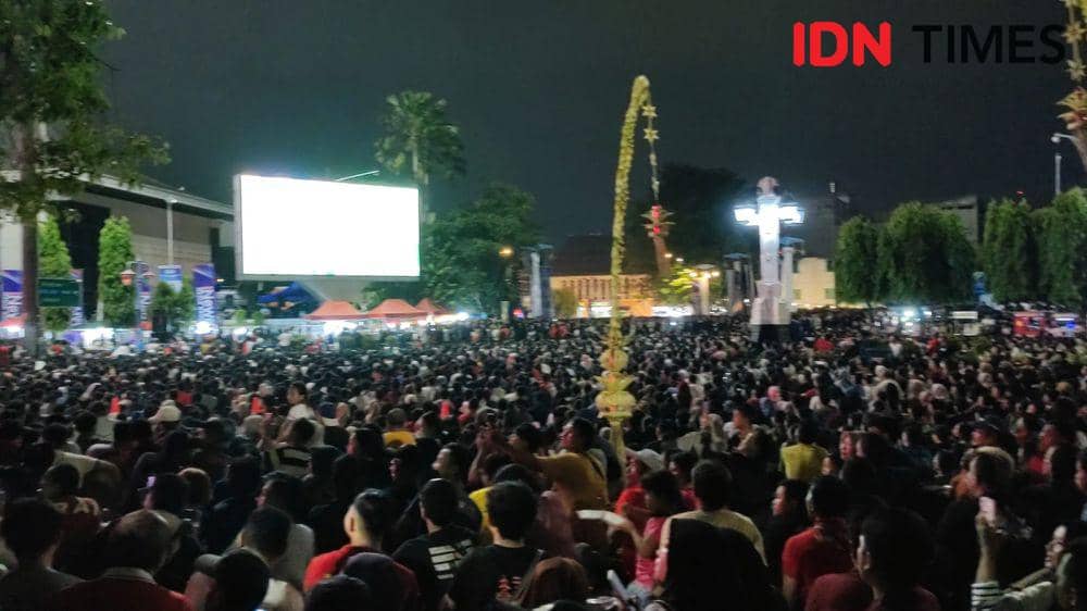 Pelaksanaan nonbar Timnas U-23 di depan Balaikota Solo. (IDN Times/Larasati Rey)