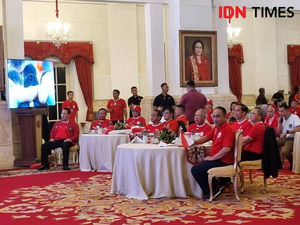 Presiden Jokowi nobar dengan semifinal Timnas U-23 Indonesia vs Uzbekistan U-23 dengan menteri dan sukarelawan di Istana Negara (IDN Times/Ilman Nafi'an)