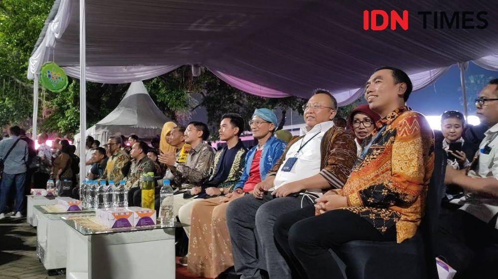 Menparekraf Sandiaga Uno dan Gibran Rakabuming Raka menyaksikan pergelaran Solo Menari di halaman Balaikota Solo. (IDN Times/Larasati Rey)