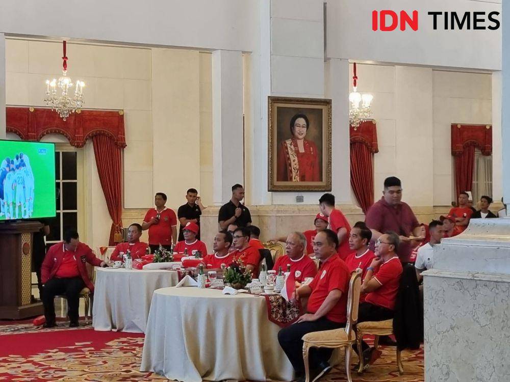 Presiden Jokowi nobar dengan semifinal Timnas U-23 Indonesia vs Uzbekistan U-23 dengan menteri dan sukarelawan di Istana Negara (IDN Times/Ilman Nafi'an)