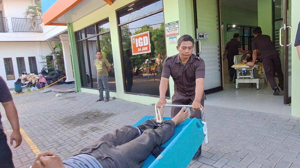 Tiga orang tersangka pembajak dan pencurian dilarikan ke- rumah sakit untuk mendapatkan perawatan terlebih dulu. IDN Times/ Riyanto