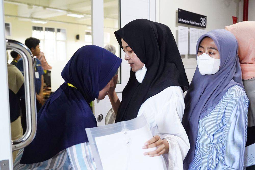 Sejumlah calon mahasiswi Unnes diperiksa. (IDN Times/Dok Humas Unnes)
