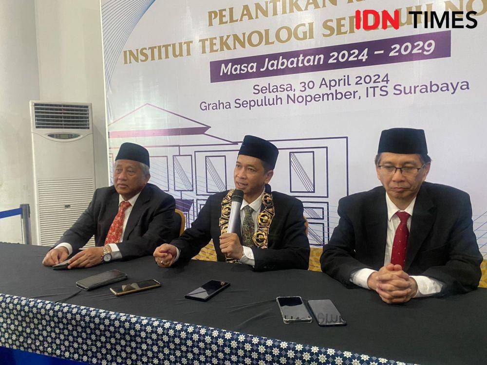 Ir Bambang Pramujati ST MSc Eng PhD (tengah) usai dilantik menjadi rektor ITS periode 2024-2029. (IDN Times/Khusnul Hasana)