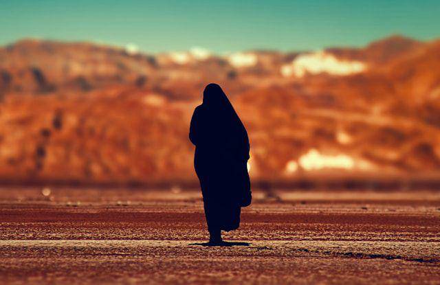 ilustrasi siluet perempuan muslim (unsplash.com/Mohamed Nohassi)