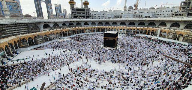 ilustrasi jamaah haji dan umrah di Ka'bah (unsplash.com/Ömer F. Arslan)