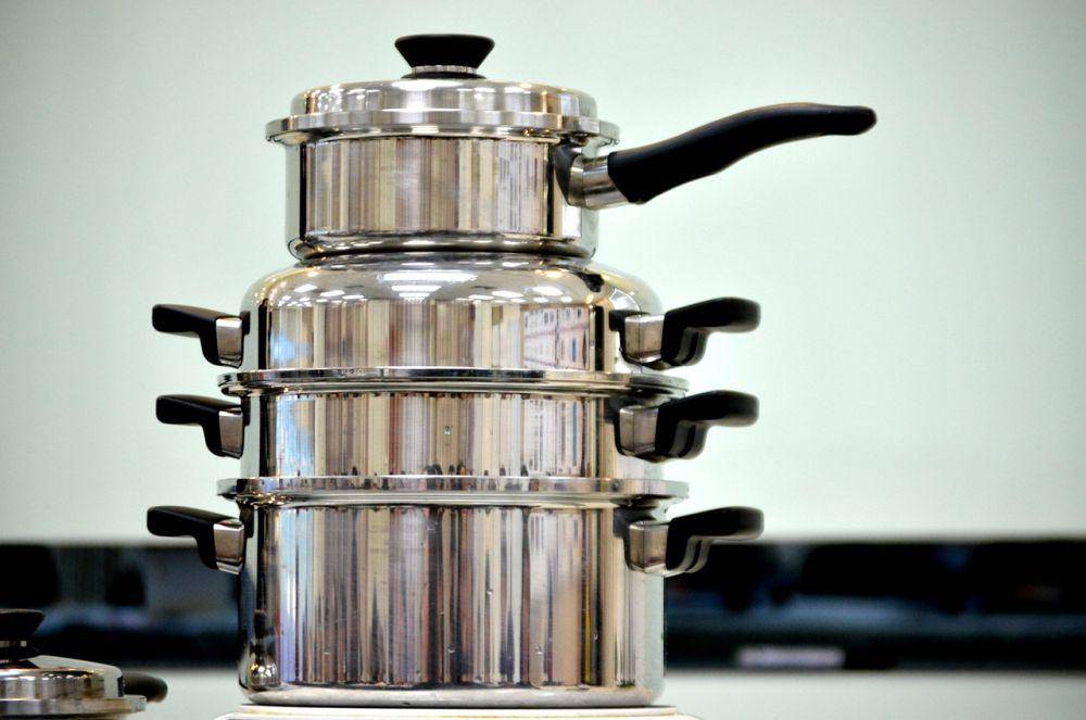 ilustrasi peralatan masak yang ditumpuk (pixabay.com/PublicDomainPictures)