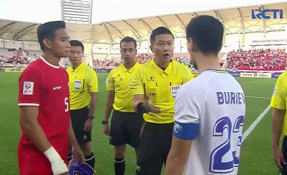 Shen Yinhao sebagai wasit Indonesia vs Uzbekistan di semifinal Piala Asia U-23 2024 (dok. RCTI+)