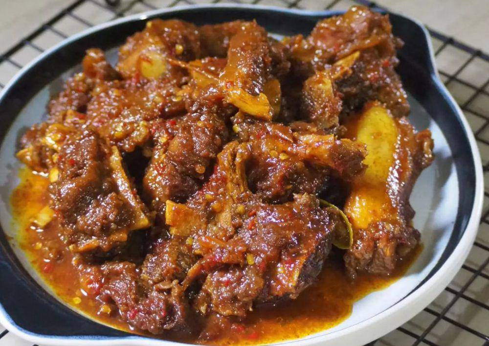 krengsengan iga sapi (instagram.com/thuliink_)