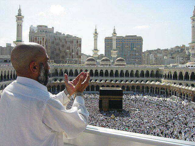 ilustrasi berdoa di Masjidil Haram (commons.wikimedia.org/Ali Mansuri)