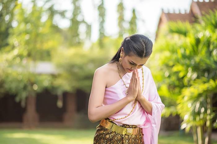 Gestur wai ala orang Thailand (futurelearn.com)