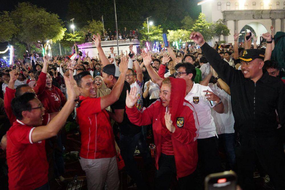 Wali Kota Semarang, Hevearita Gunaryanti Rahayu saat mengikuti kegiatan nonton bareng laga Timnas Indonesia menghadapi Uzbekistan di semi final Piala Asia U-23 di halaman Balai Kota Semarang, Senin (29/4/2024) malam. (dok. Pemkot Semarang)