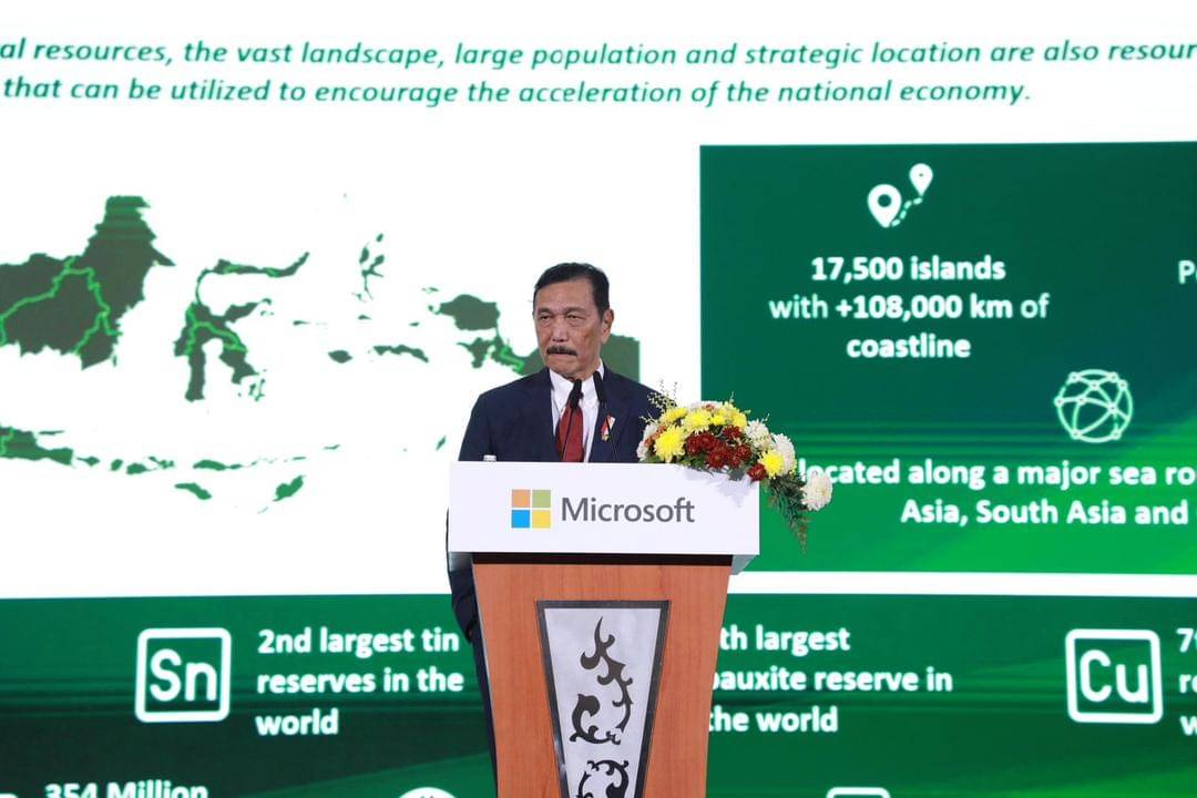 Menteri Koordinator Bidang Kemaritiman dan Investasi (Menko Marves) Luhut Binsar Pandjaitan saat sambutan di  'Microsoft Build: AI Day' di Jakarta Convention Center (JCC), pada Selasa (30/4). (Dok. Kemenko Marves)