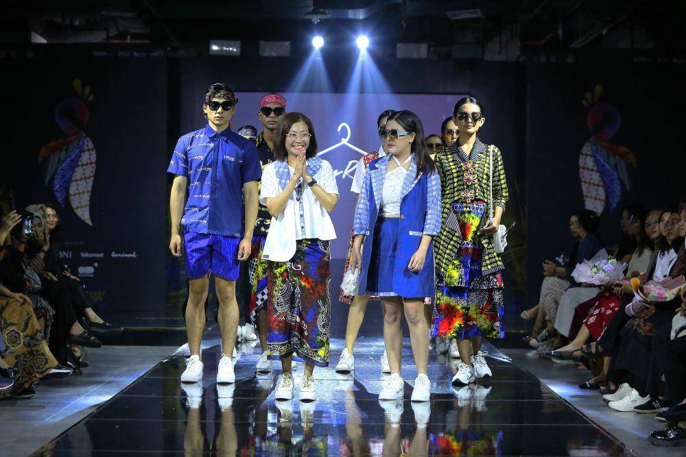 Julya Nasution menerima sambutan atas karyanya di Kelana Wastra Fashion Festival 2024 (Dok. Pribadi/Zayru Fashion)