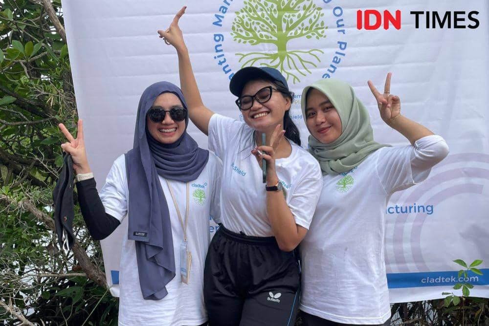 Keseruan peserta kolaborasi hijau dalam melakukan penanaman bibit mangrove di Kota Batam (IDN Times/Putra Gema Pamungkas)
